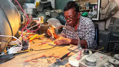 ৬২ বছর ধরে অচল টিভি সচল করছেন গমির হোসেন