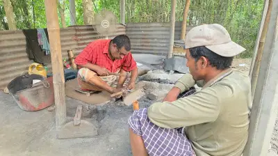 ৬৭ বছর বয়সে কামারশালায় আগুনের ভাট্টির সঙ্গেই আছেন শ্রীবাস দাস
