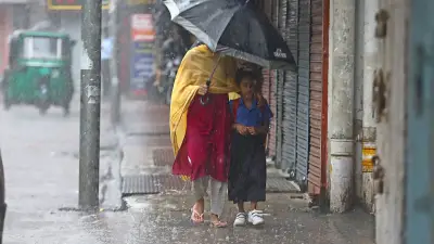 সকালের বৃষ্টিতে শিশুদের স্কুলে নিয়ে যাওয়া ও নগরের দৃশ্য