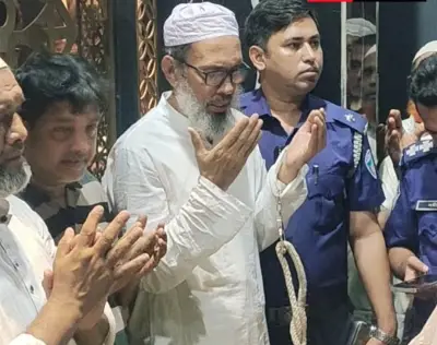 কারাগার থেকে প্যারোলে এসে মায়ের জানাজায় আইয়ুব বাবুল