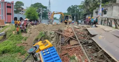 গোপালগঞ্জে বেইলি ব্রিজ ভেঙে ট্রাক খালে, যান চলাচল বন্ধ