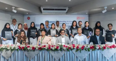 দক্ষ নারী চালকের ঘাটতি পূরণে ব্র্যাকের ড্রাইভিং স্কুলের প্রশিক্ষণ