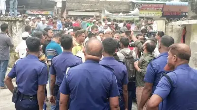 ভোলা নদী ভাঙন রোধের দাবিতে পাউবো কার্যালয় ঘেরাও, সড়ক অবরোধ