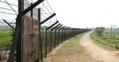 সাপাহার সীমান্তে বিএসএফের পুশইন চেষ্টা, বিজিবির বাধায় ব্যর্থ