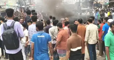 হাজীগঞ্জে ছাত্রদল কমিটি বাতিলের দাবিতে সড়ক অবরোধ, টায়ার জ্বালিয়ে বিক্ষোভ