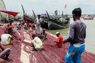 চট্টগ্রামে জেলেদের সাগরে যাওয়ার প্রস্তুতি ও কর্মযজ্ঞের ছবি