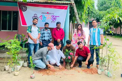 কুমিল্লা বন্ধুসভার উদ্যোগে অর্ধশতাধিক গাছের চারা রোপণ