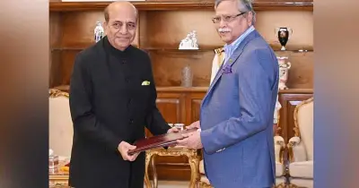 রাষ্ট্রপতির হাতে পরিচয়পত্র তুলে দিয়ে দীনেশের অনশন ভঙ্গ