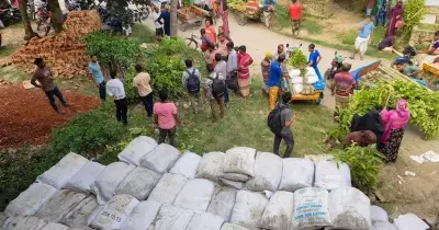 কামারখন্দে কৃষকদের মাঝে বিতরণ করা জৈব সারের বস্তায় মাটি ও প্লাস্টিক বর্জ্য