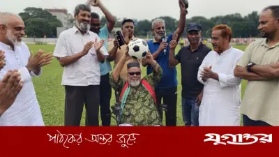শহীদ বরকত স্টেডিয়ামে ফুটবল উন্মাদনা, সেরা দর্শক হাসান উদ্দিন সরকার