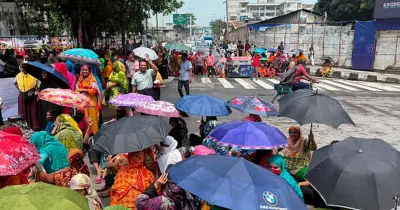 বকেয়া বেতনের দাবিতে সড়ক অবরোধ, দুই ঘণ্টা পর সড়ক ছাড়লেন শ্রমিকেরা