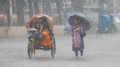মুষলধারে বৃষ্টিতে বিপর্যস্ত রাজধানী, ভোগান্তিতে নগরবাসী