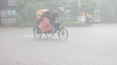 ভারী বৃষ্টিতে রাজধানীতে জলাবদ্ধতা ও যানজট, নগরবাসীর ভোগান্তি
