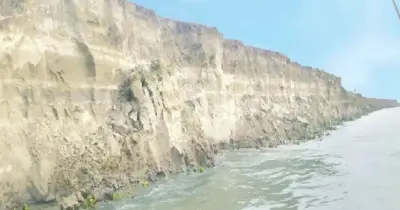 যমুনার ভাঙনে পাবনায় আতঙ্ক, বিদ্যুৎ উপকেন্দ্রসহ বসতবাড়ি হুমকির মুখে