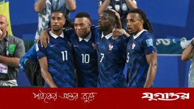 এমবাপ্পের জোড়া গোলে নকআউটে ফ্রান্স, বজ্রপাতে থেমেছিল ম্যাচ