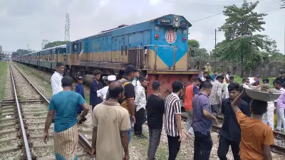 ফেনীতে মেঘনা এক্সপ্রেসের ইঞ্জিনে আগুন, চট্টগ্রামগামী ট্রেন আটকে ভোগান্তি