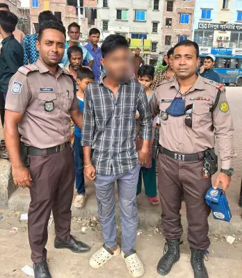 মাইক্রোবাস যাত্রীর ফোন ছিনতাই, পুলিশের ধাওয়া করে আটক