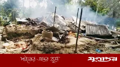 অটোচালক হত্যায় অভিযুক্তের বাড়িতে আগুন দিল বিক্ষুব্ধ জনতা
