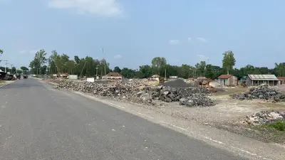 নাকুগাঁও স্থলবন্দরে মজুরি বৃদ্ধির দাবিতে শ্রমিক ধর্মঘট, এক সপ্তাহ ধরে লোড-আনলোড বন্ধ