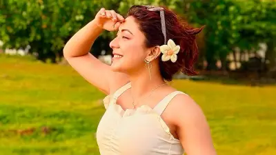 সূর্যের আলতো ছোঁয়ায় রাঙা নীলা, প্রকৃতির মাঝে নতুন ছবি ভক্তদের মুগ্ধ