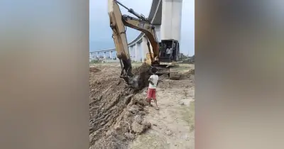 পদ্মা রেল সেতুর পিলারের নিচ থেকে মাটি কাটা নিয়ে বিতর্ক, কাজ বন্ধ