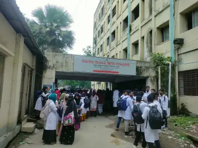 রংপুরে রোগীর মৃত্যুকে ঘিরে স্বজনদের হামলা, লাশ আটকে জরুরি বিভাগ বন্ধ