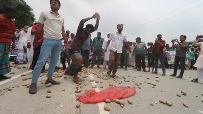 হিমাগার ভাড়া বাড়ানোর প্রতিবাদে রংপুরে সড়কে আলু ঢেলে প্রতিবাদ