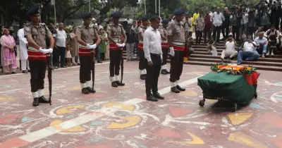 শিল্পী মুস্তাফা মনোয়ারকে শেষ শ্রদ্ধা জানাতে কেন্দ্রীয় শহীদ মিনারে সর্বস্তরের মানুষের ঢল