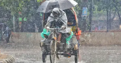 রাজধানীতে স্বস্তির বৃষ্টি, অফিস ছুটিতে ভোগান্তি
