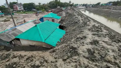 ডুমুরিয়ায় নদী খননের মাটি আশ্রয়ণ প্রকল্পের ঘরে, বসবাসের অনুপযোগী