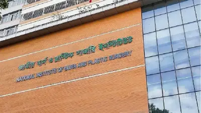 রূপনগরে সাইনবোর্ড টানাতে গিয়ে বিদ্যুৎস্পৃষ্টে দগ্ধ ৩ টেকনাফে বিপুল গোলাবারুদ উদ্ধার ইংলিশ চ্যানেলে রাশিয়ার তেলবাহী ট্যাঙ্কার জব্দ করলো যুক্তরাজ্য স্বরাষ্ট্রমন্ত্রী অপরাধী যত শক্তিশালী হোক আইনের ঊর্ধ্বে কেউ নয় ট্রাফিক আইন লঙ্ঘনে রাজধানীতে এক দিনে ১৮৩১ মামল