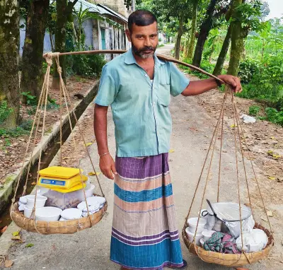 ৩০ বছর ধরে পায়ে হেঁটে গ্রামে গ্রামে মিষ্টি বিক্রি করছেন সমীর চন্দ্র ঘোষ