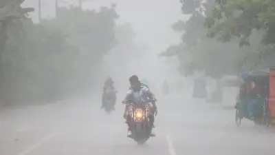 রাজধানীতে হঠাৎ বৃষ্টি, গরমে কিছুটা স্বস্তি