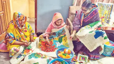 পাটের চটে সুই-সুতার ফোঁড়ে তানিয়ার শিল্প, গ্রামের নারীদের আয়ের পথ