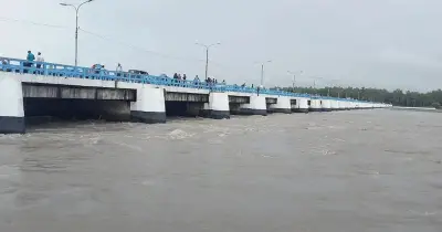 লালমনিরহাটে তিস্তার পানি বিপৎসীমার ১০ সেমি ওপর দিয়ে প্রবাহিত