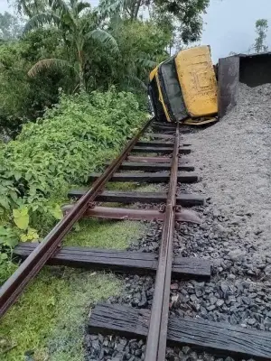 কুড়িগ্রামে ট্রাক উল্টে রেল যোগাযোগ বন্ধ, যাত্রী দুর্ভোগ