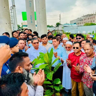 রূপগঞ্জে আবর্জনার স্তূপ সরিয়ে গাছ রোপণ করলেন প্রতিমন্ত্রী