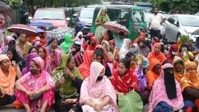 দুই ঘণ্টা পর তেজগাঁওয়ে সড়ক ছাড়লেন শ্রমিকরা, যান চলাচল শুরু