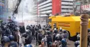 ইসলামী ব্যাংকের চেয়ারম্যানের পদত্যাগ দাবিতে গ্রাহকদের ওপর পুলিশের লাঠিচার্জ