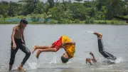 প্রচণ্ড গরমে সড়কে মরীচিকা, নদীতে ডোবাডুবি: সারা দেশের নানা চিত্র