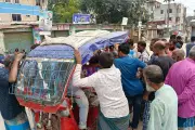 দিনাজপুরে কাজের আশায় প্রতিদিন সকালে জড়ো হন শ্রমিকরা, দর-কষাকষি চলে ১০টা পর্যন্ত