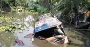 ডুমুরিয়ায় বাস খাদে, নিহত ১, আহত ২৫