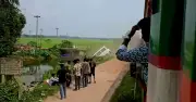 পাঘাচং স্টেশনে ট্রেনের ধাক্কায় মাইক্রোবাস পুকুরে, হতাহত নেই