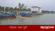 পদ্মা নদীতে ফেরি ঘাট থেকে নিয়ন্ত্রণ হারিয়ে পড়ল যাত্রীবাহী বাস