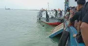 রাজবাড়ীতে পদ্মা নদীতে বাস পড়ে, হতাহত নেই