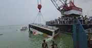 পদ্মা নদীতে পড়া বাস উদ্ধার, হতাহত নেই