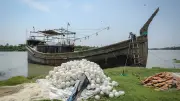 মাছ ধরার ট্রলার মেরামত ও জাল বুননে ব্যস্ত জেলেরা