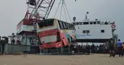 রাজবাড়ীতে বাস নিয়ন্ত্রণ হারিয়ে পদ্মায়, চালক জানালা ভেঙে প্রাণ বাঁচান