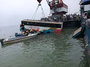 পদ্মা নদীতে ডুবে যাওয়া বাস উদ্ধার, চালক ও সহকারী নিরাপদ