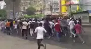চট্টগ্রামে নিষিদ্ধ যুবলীগের মিছিল, কাফনের কাপড় বেঁধে বিক্ষোভ